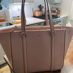 Amazing condition baby pink Kate Spade bag it’s very pretty.